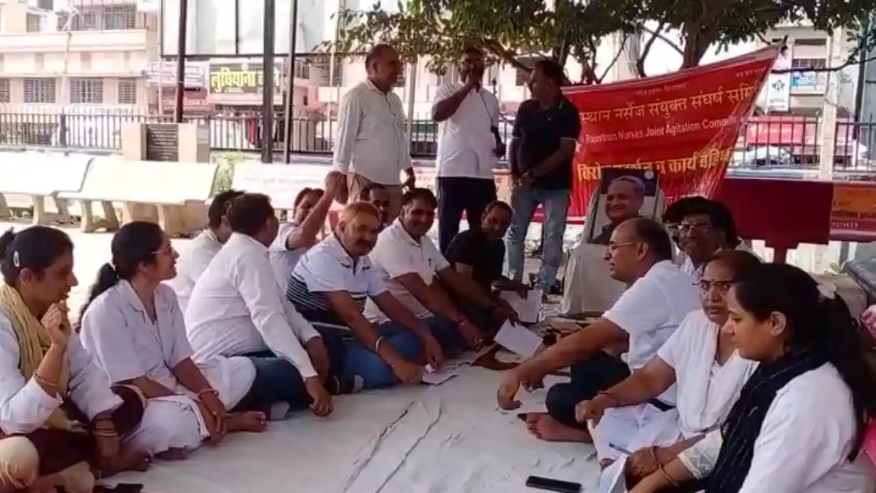 Unique performance of nursing workers to get their demands protested by singing CM Gehlot's aarti