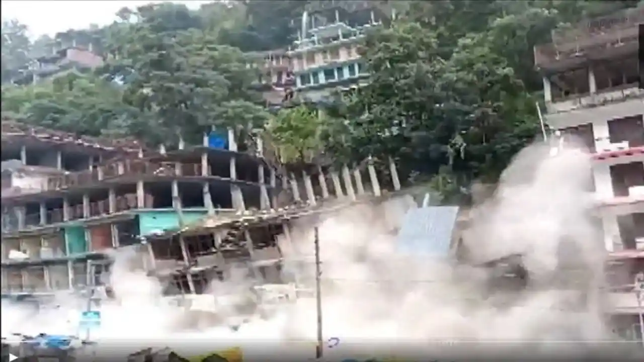 The huge building got destroyed in a few seconds, terrible pictures captured in the camera