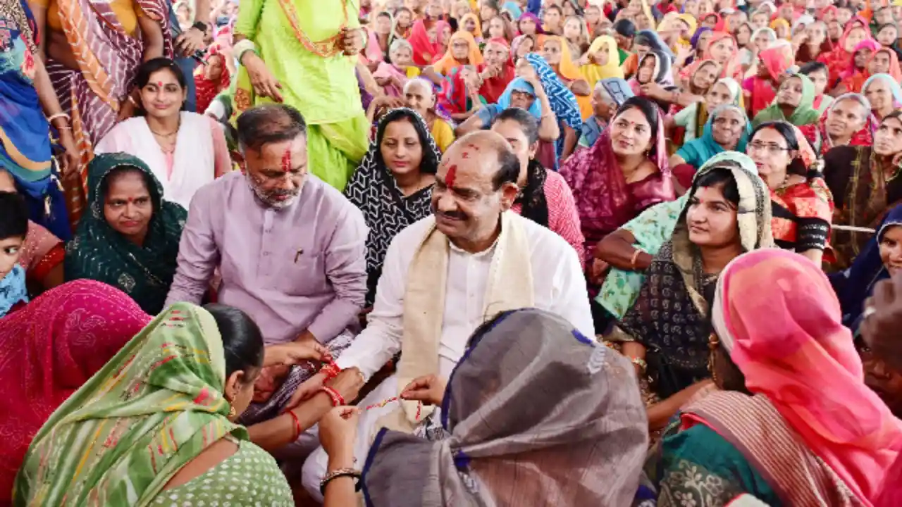 Speaker Birla participated in the Raksha Bandhan program, tied the relationship of affection, dedication and service with dear sisters