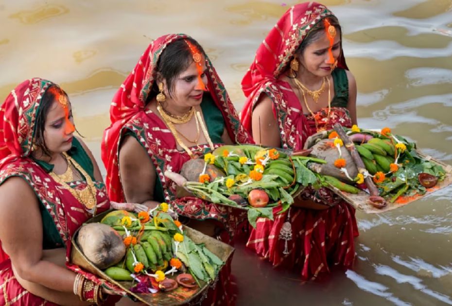 File:Praying Devotee - Chhath Puja Ceremony - Baja Kadamtala Ghat - Kolkata  2013-11-09 4285.JPG - Wikimedia Commons