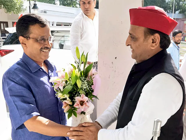 Delhi CM Arvind kejriwal and national president of SP Akhilesh Yadav PC