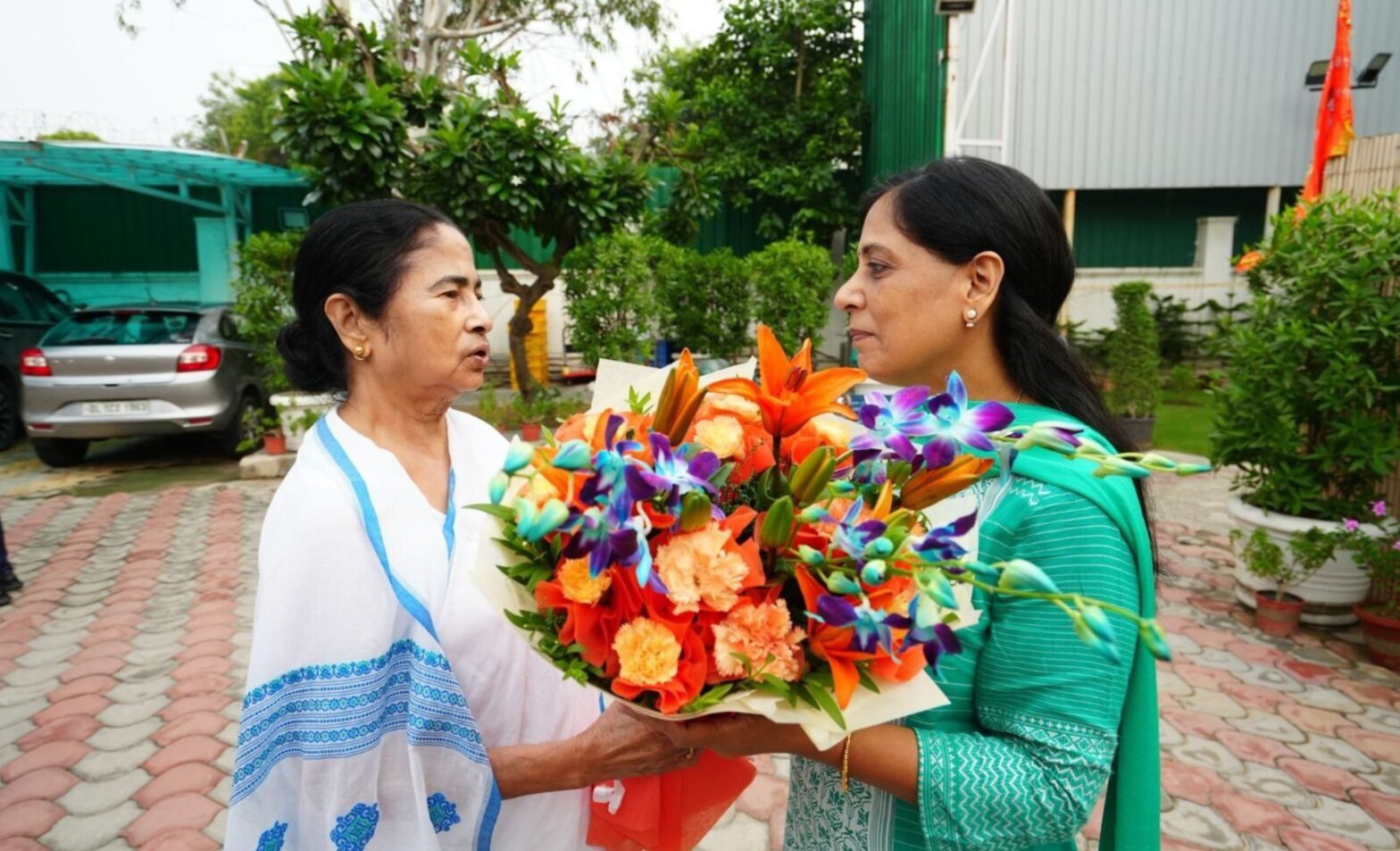 Mamta Banerjee met Kejriwal's family